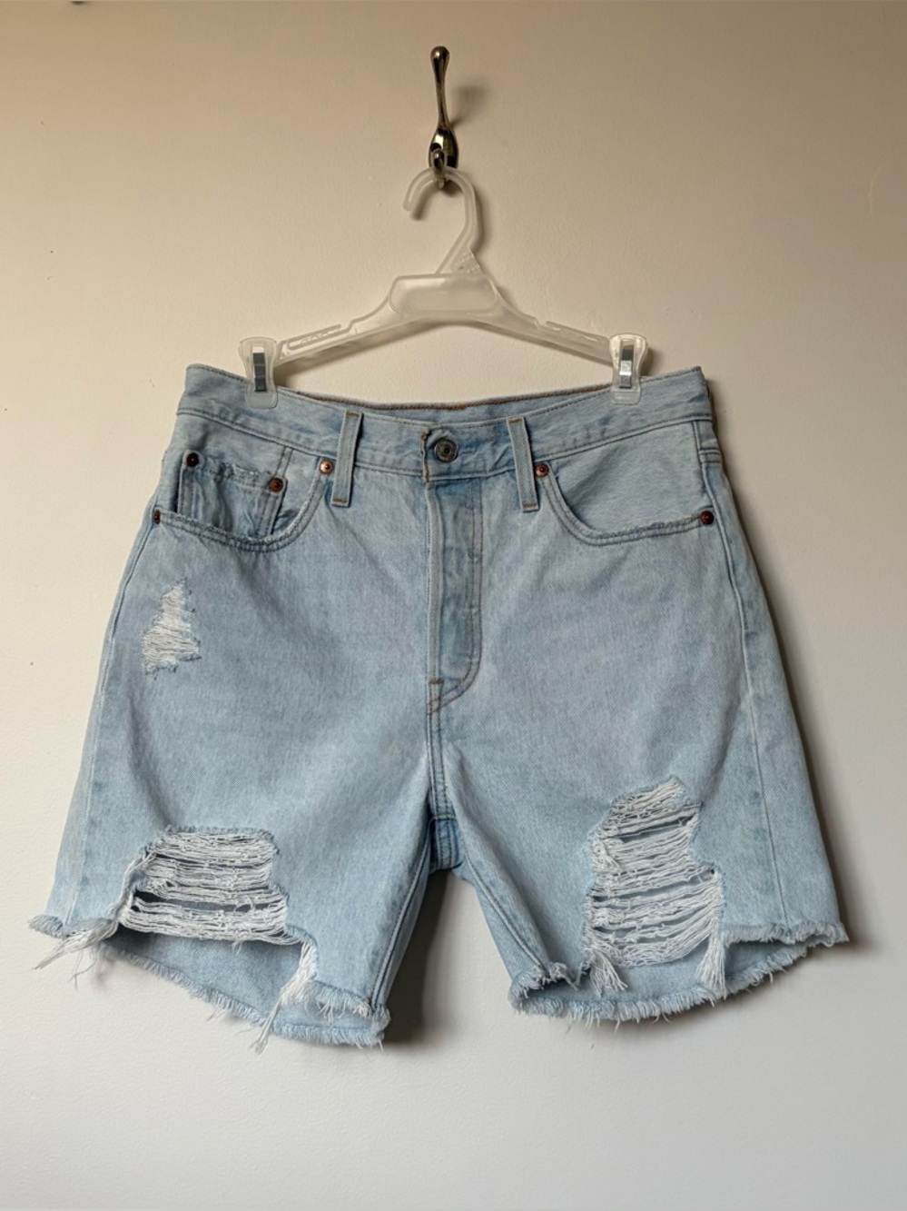 Levi’s • 501 • Mid Thigh • 28